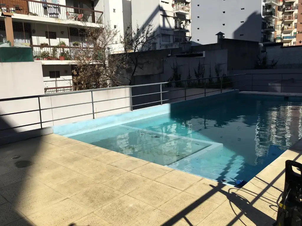 Departamento con balcón y vista abierta
