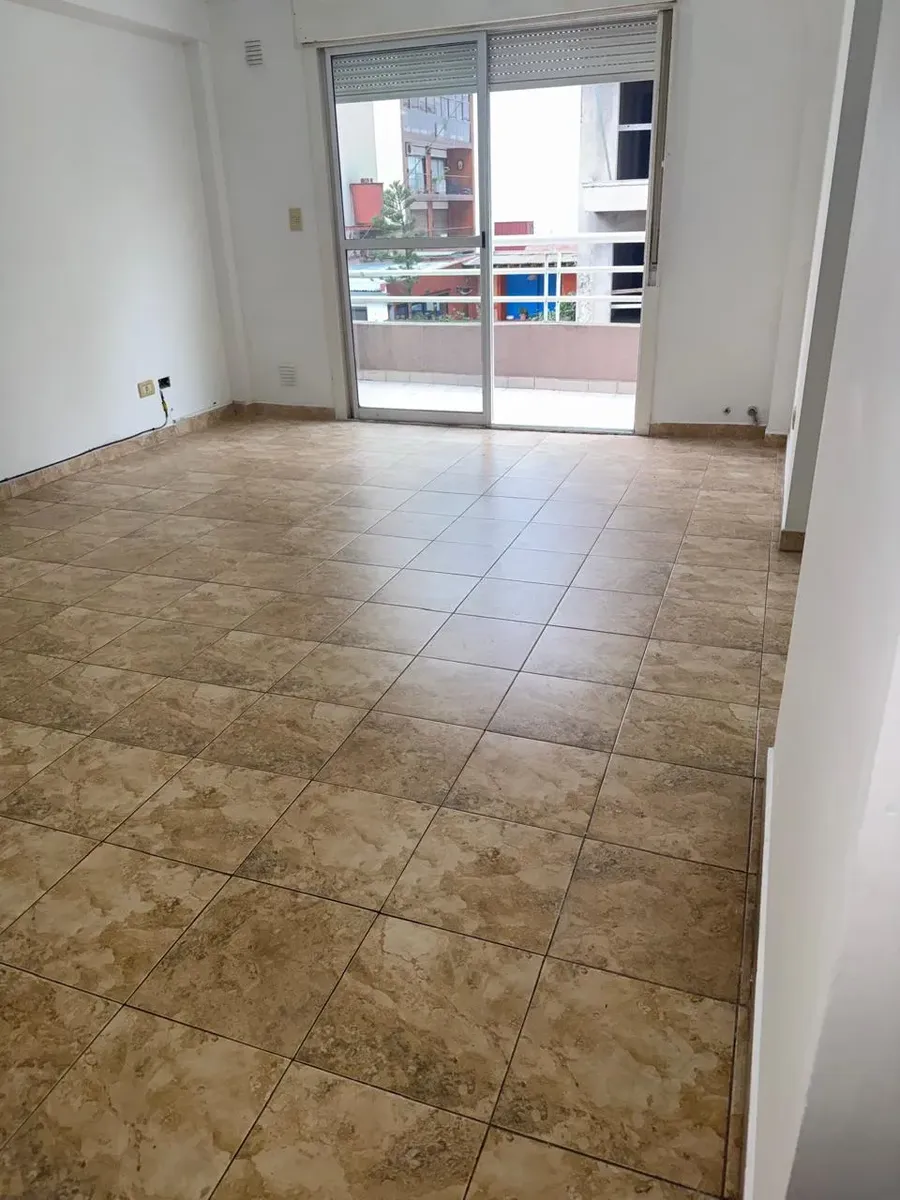 Departamento con balcón al frente