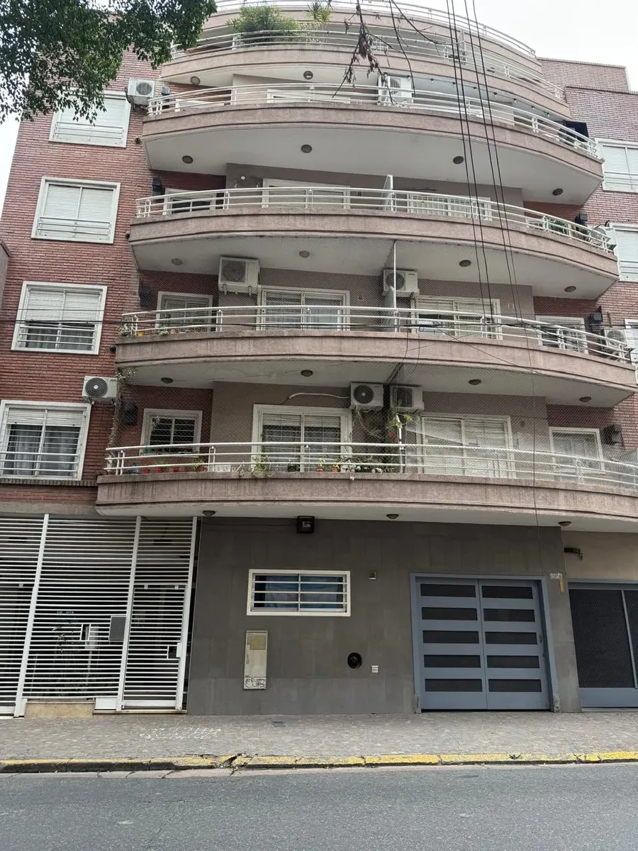 Departamento con balcón al frente