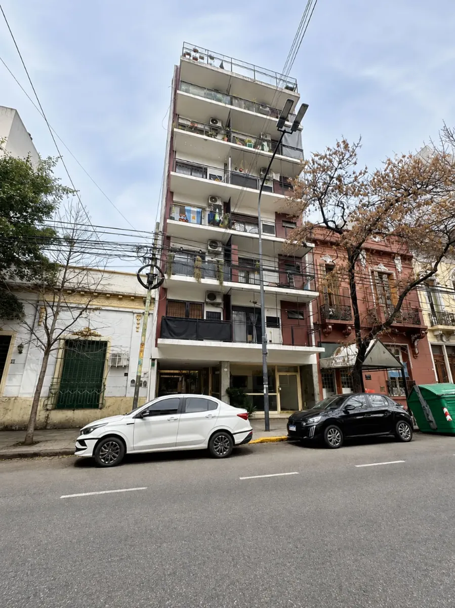 Monoambiente con balcón corrido