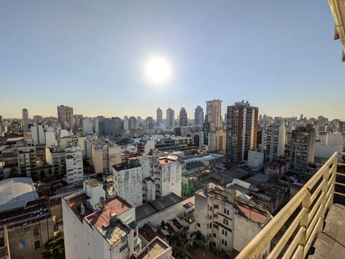 Departamento con balcón corrido