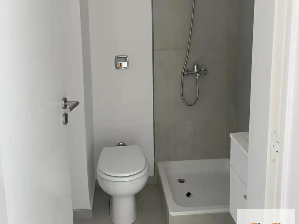 Monoambiente con balcón y cochera
