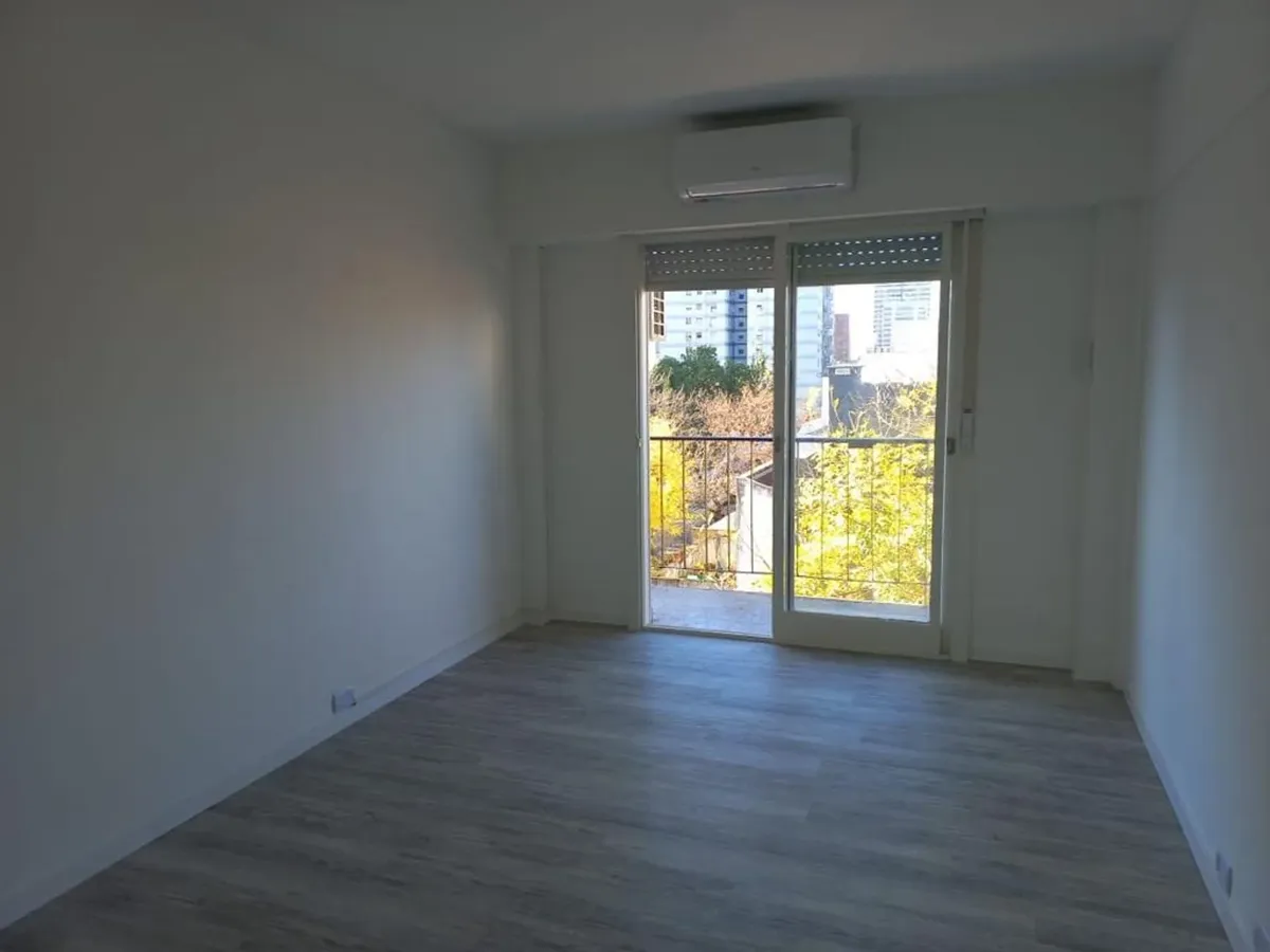 Monoambiente con balcón en Núñez