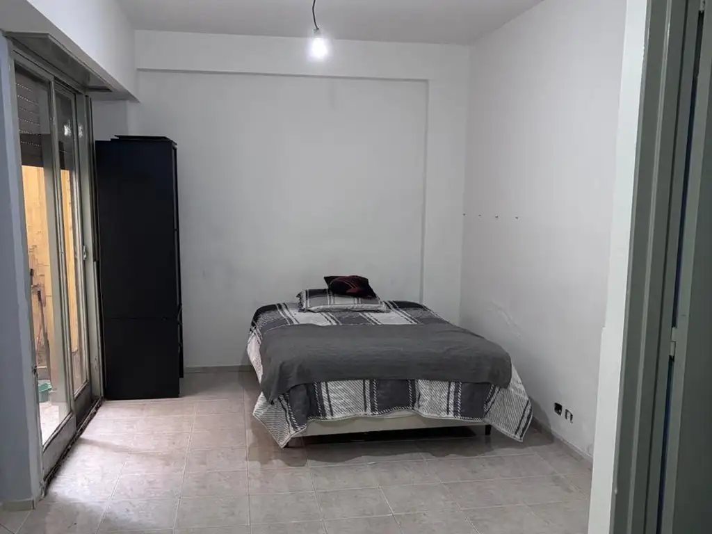 Monoambiente con patio en planta baja