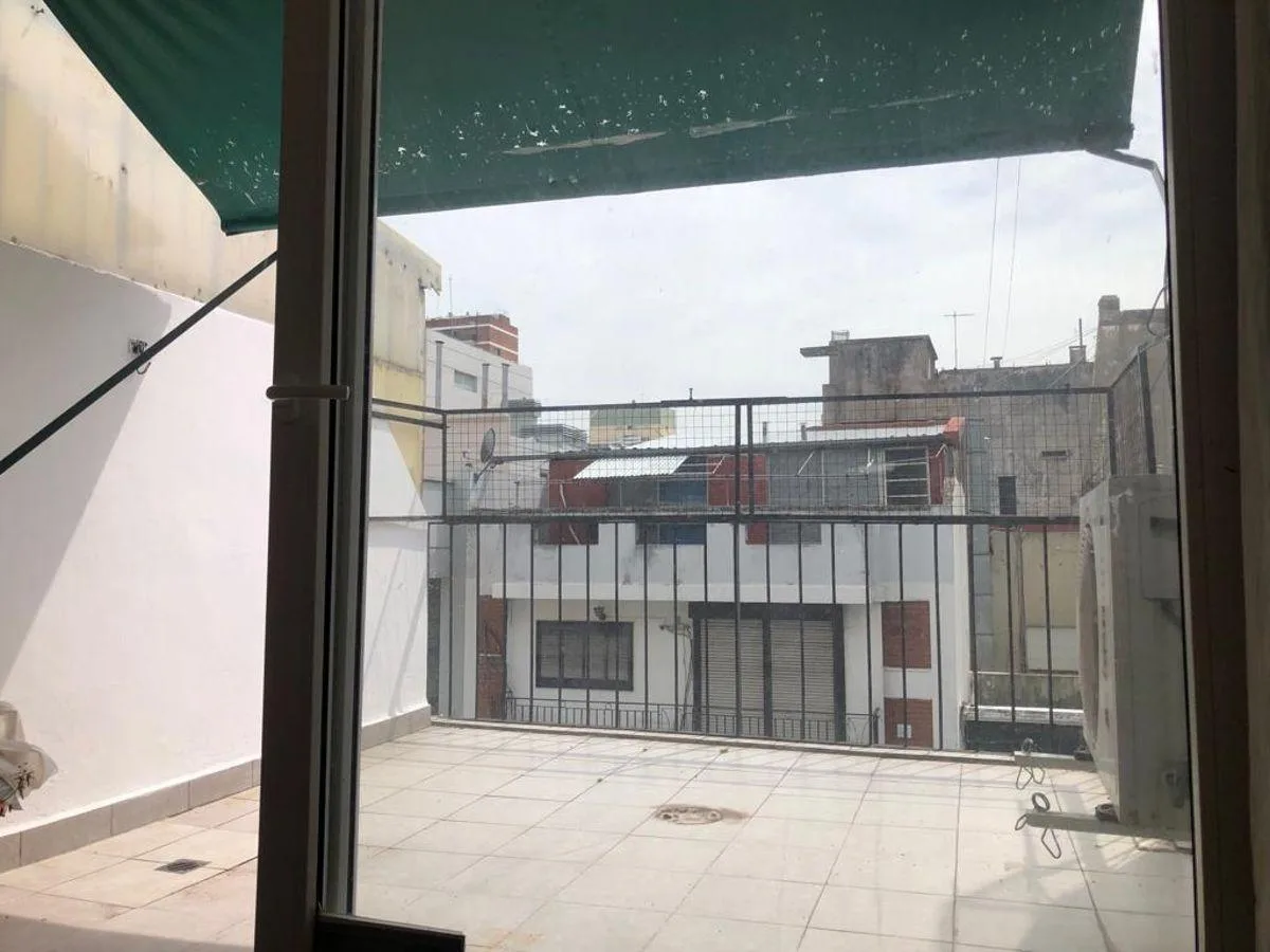 Monoambiente con terraza y split
