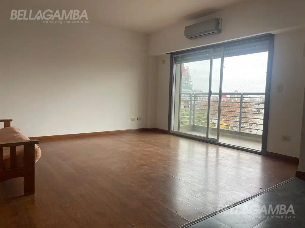 Departamento con balcón y cochera