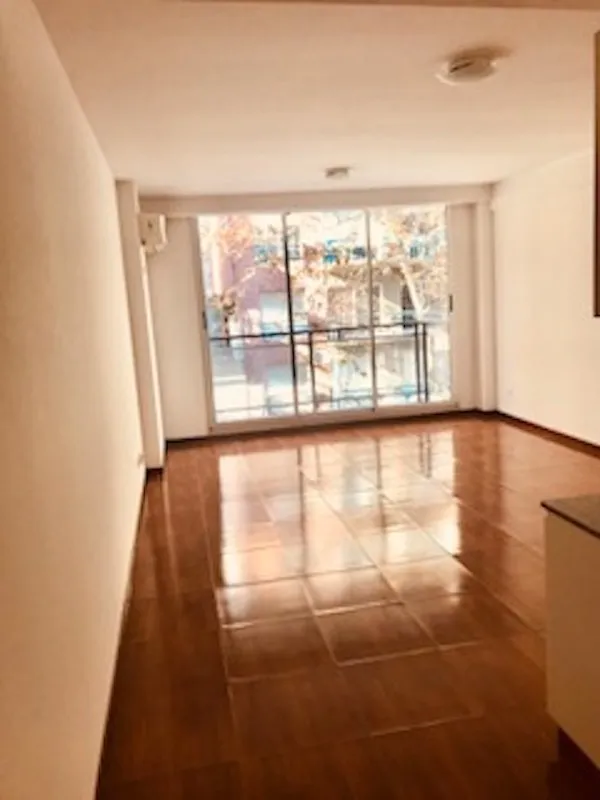Monoambiente con balcón a la calle