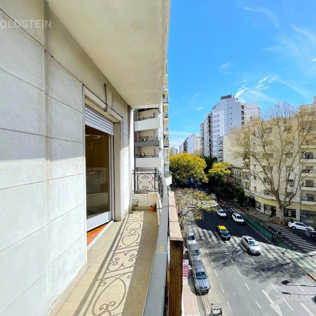 Departamento al frente con balcón
