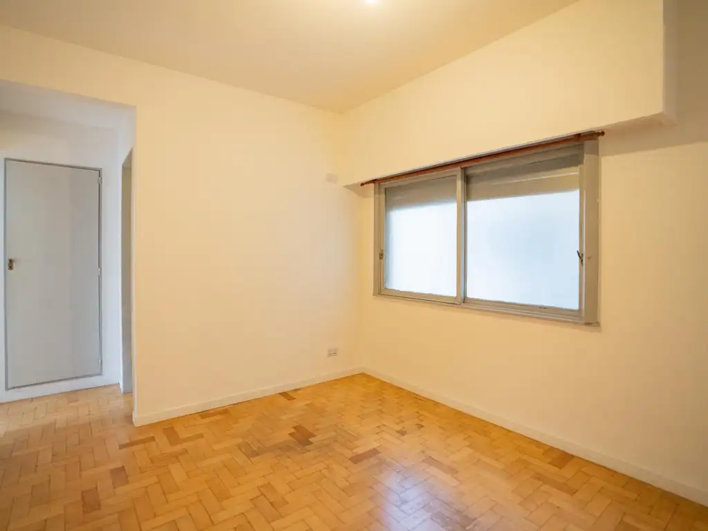 Departamento con balcón en Flores