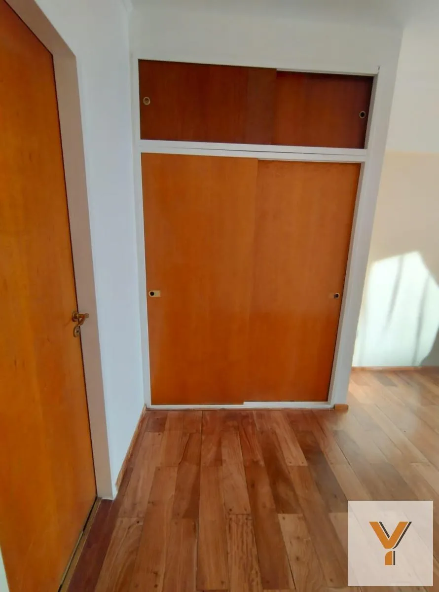 Monoambiente con balcón y cochera