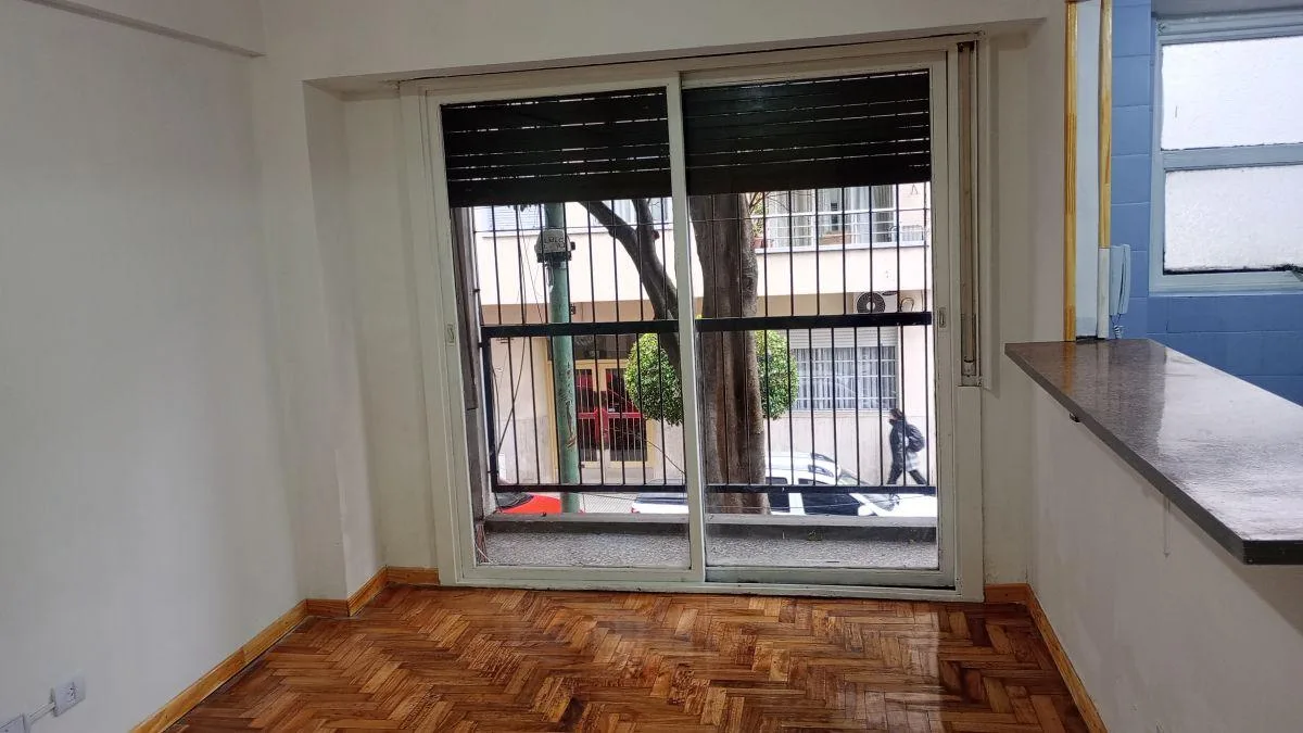 2 ambientes al frente con balcón