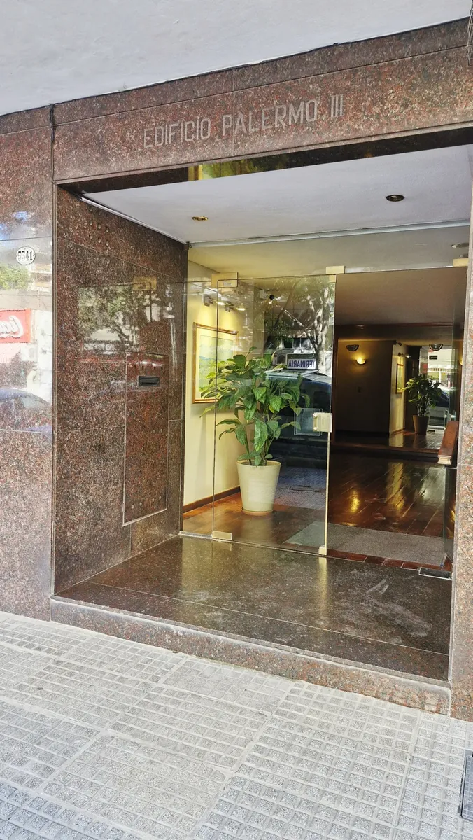 Departamento con dos balcones
