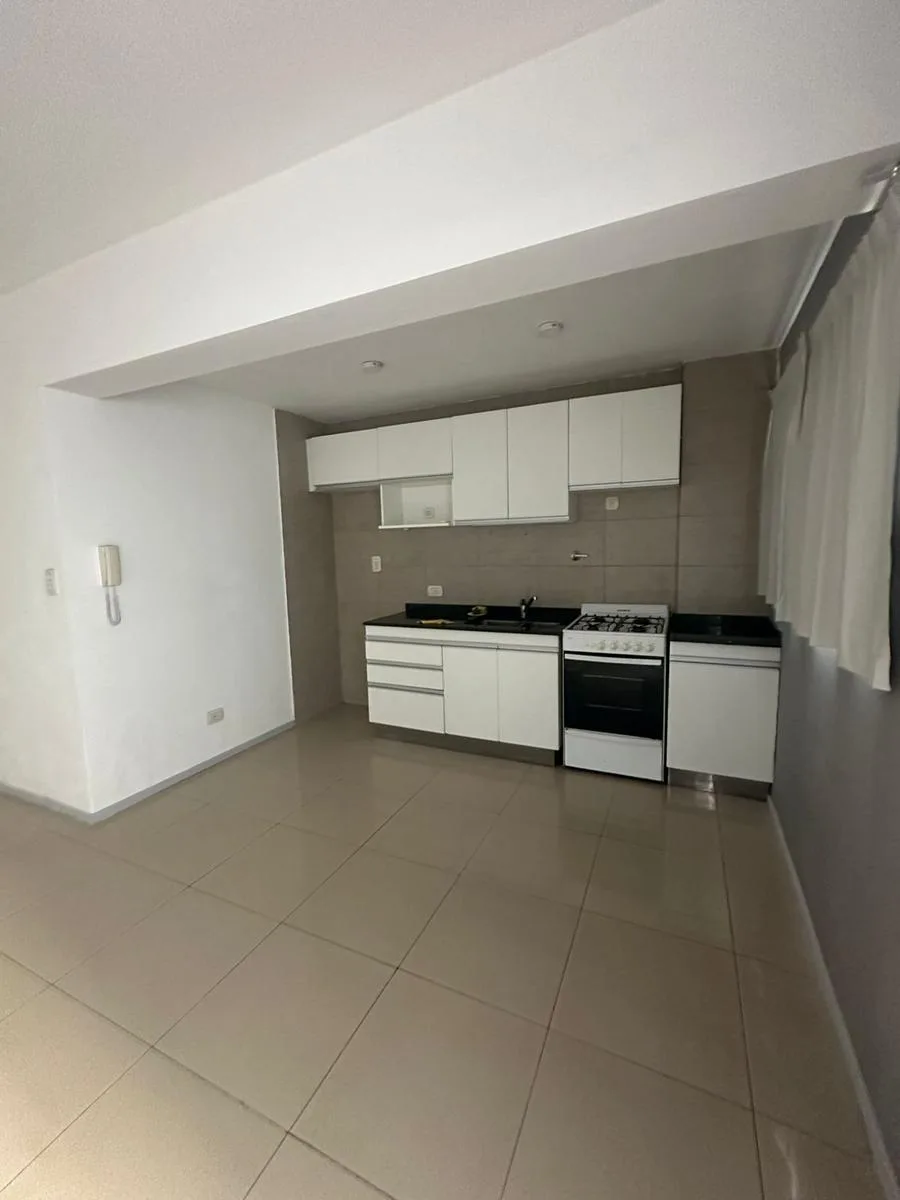 Monoambiente con balcón y cochera
