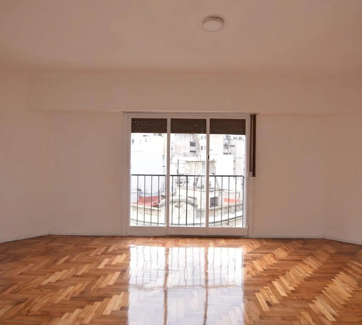 49 m², frente con balcón francés