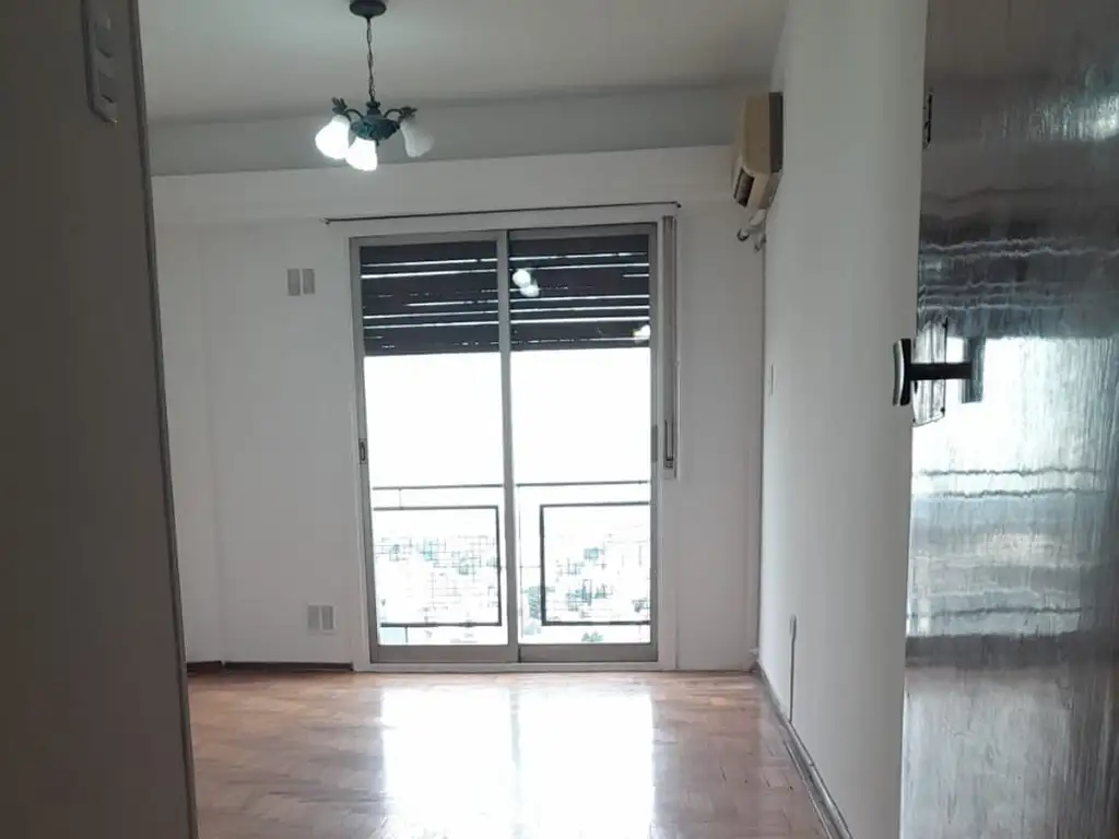 Departamento con balcón y vista al río