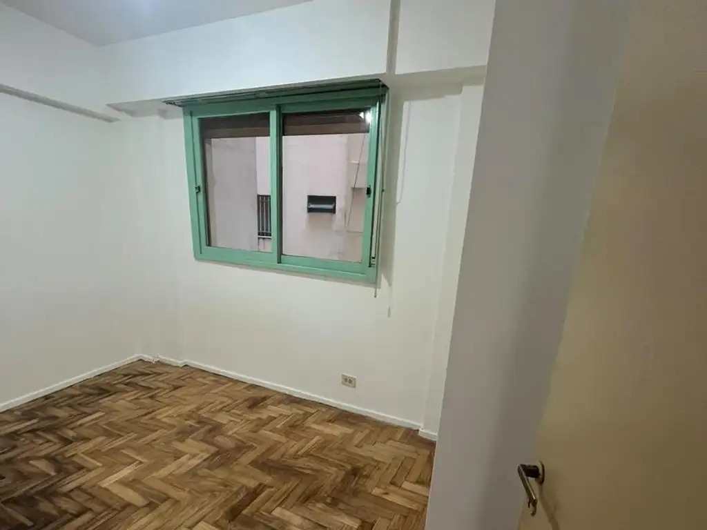 Departamento con balcón en Balvanera