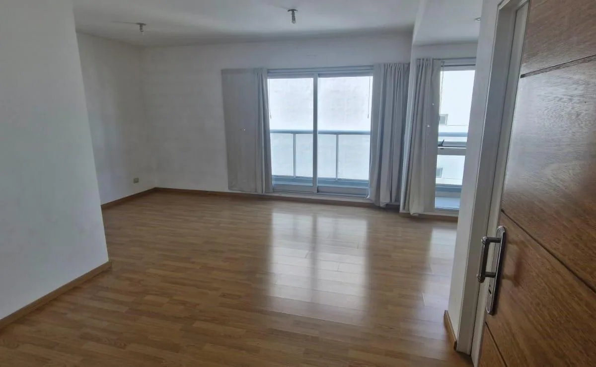 1 ambiente con balcón y cochera