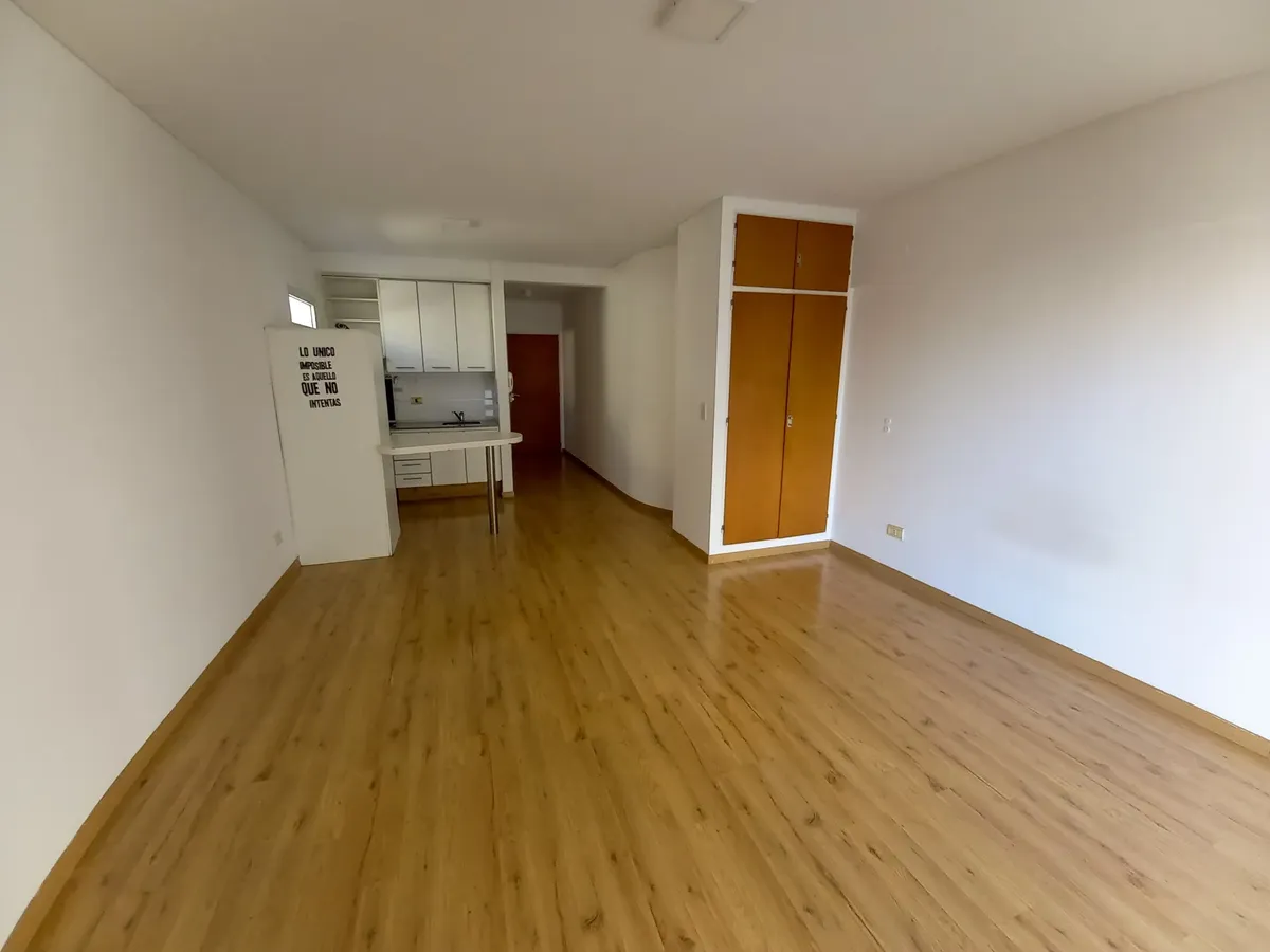 Monoambiente con balcón y amenities