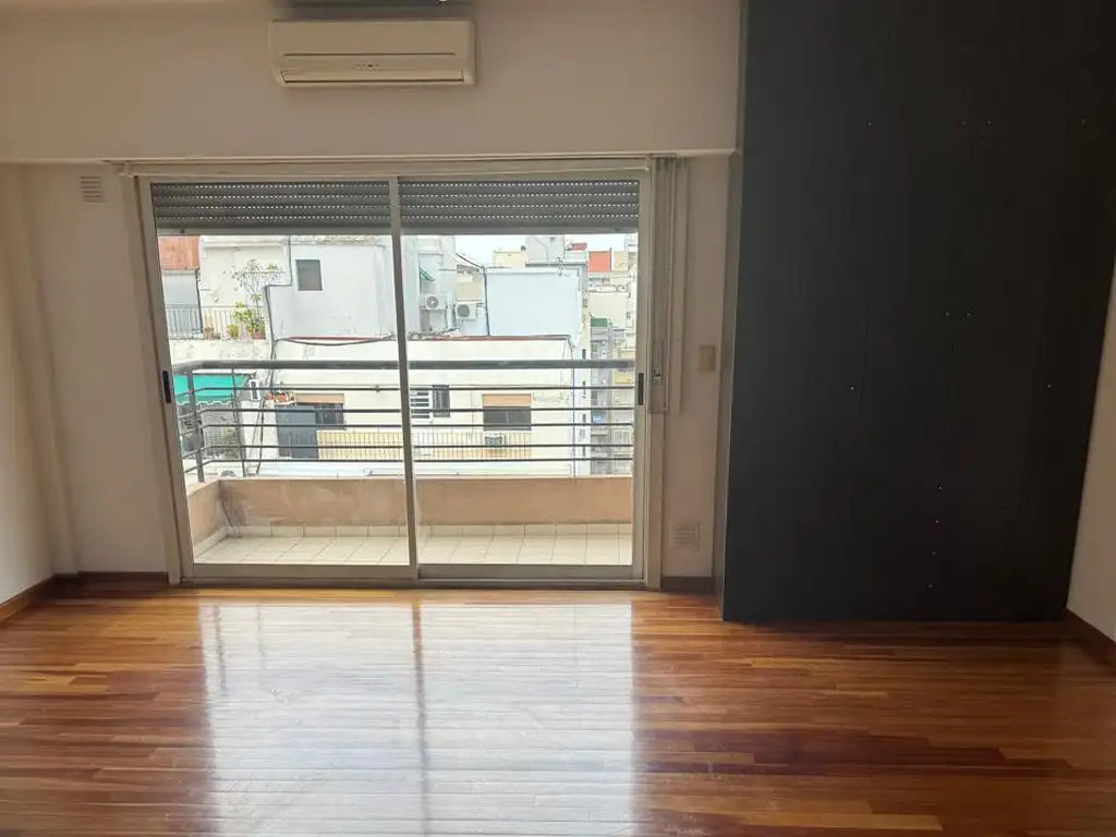Monoambiente con balcón frente