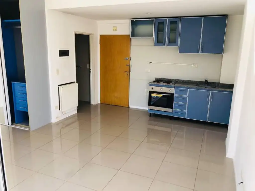 Monoambiente con balcón y vista abierta