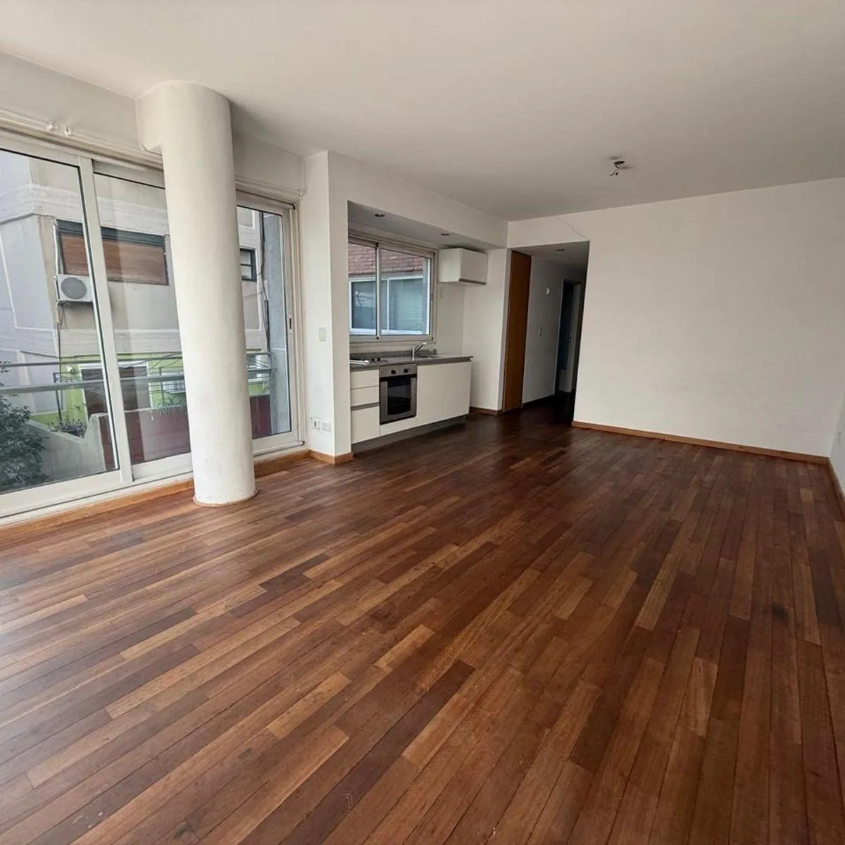 Monoambiente con balcón y vista abierta