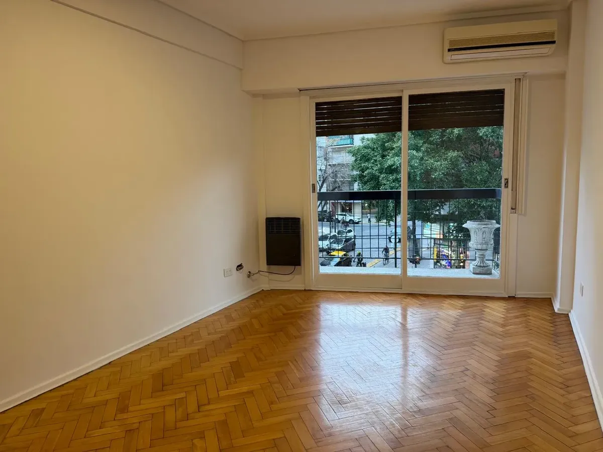 Departamento con balcón y cocina a gas