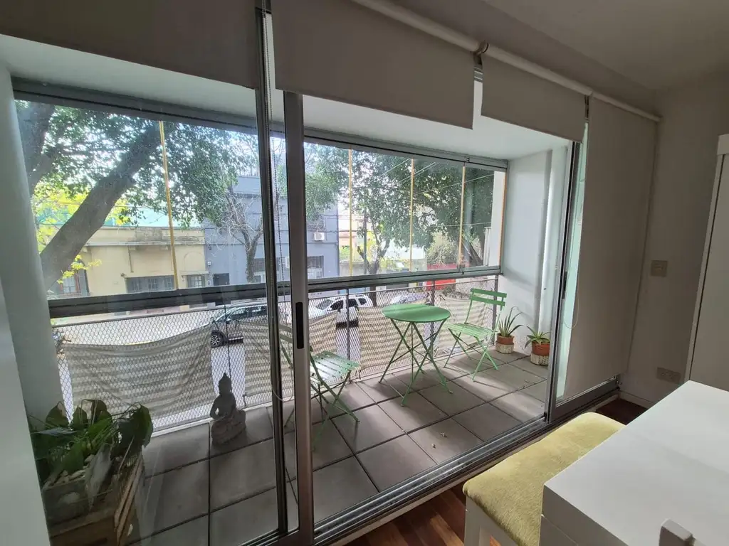 Monoambiente amoblado con balcón en Coghlan