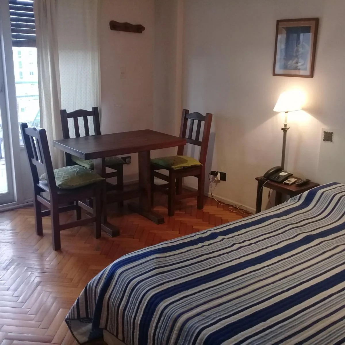 1 ambiente con balcón y escritorio