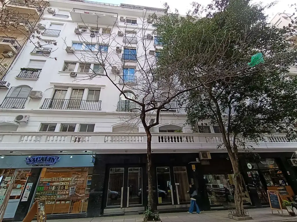 Monoambiente al frente con balcón francés