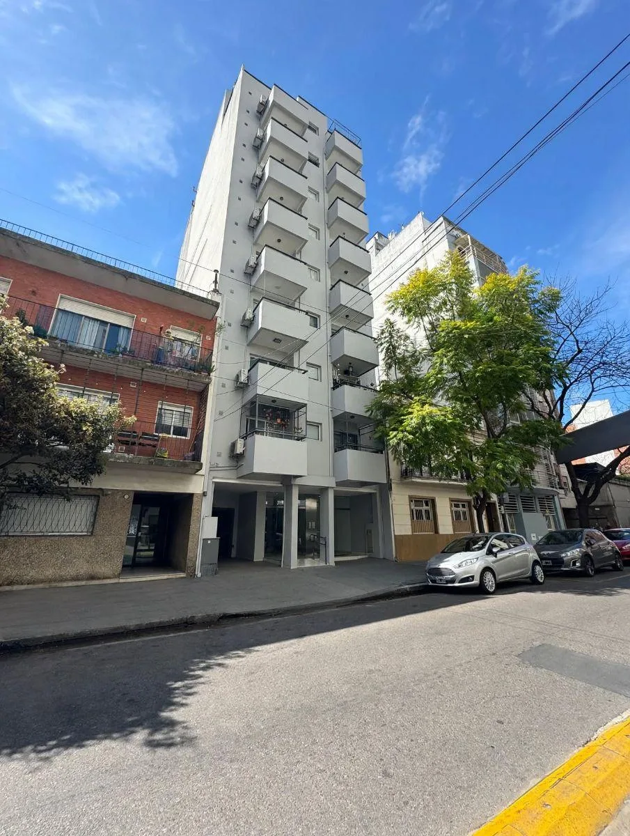 Monoambiente al frente con balcón