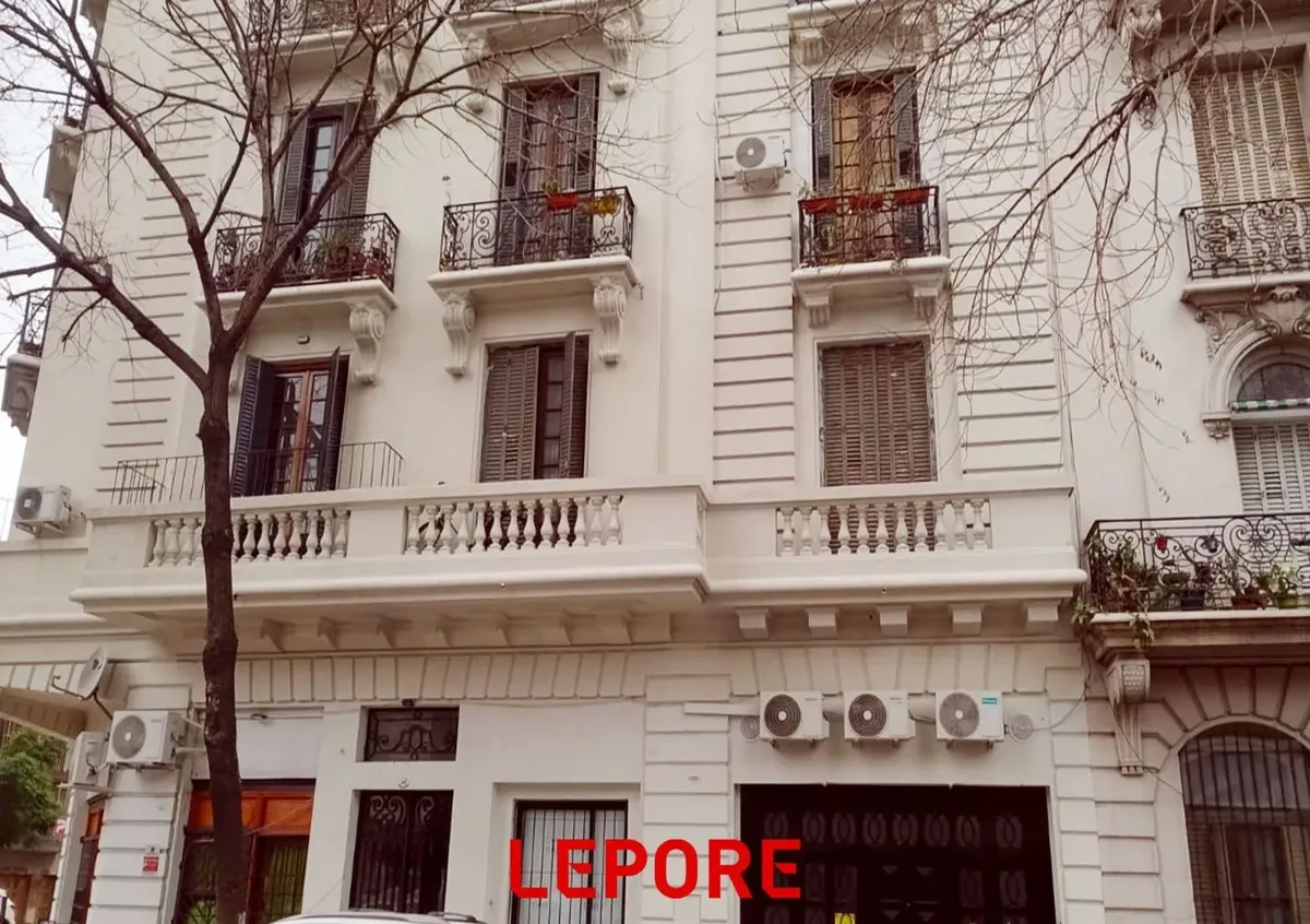 Loft con entrepiso y balcón