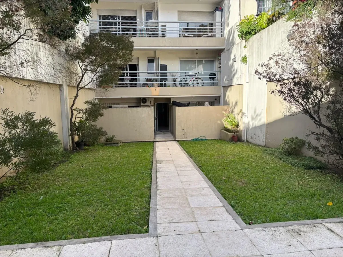 2 ambientes con balcón al frente