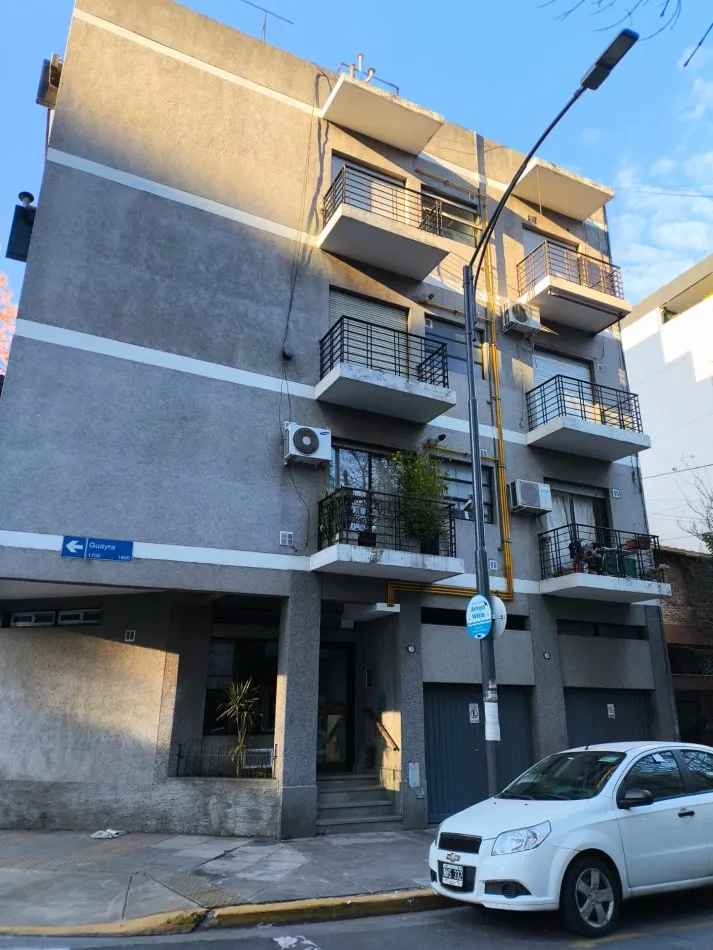 Departamento al frente con balcón