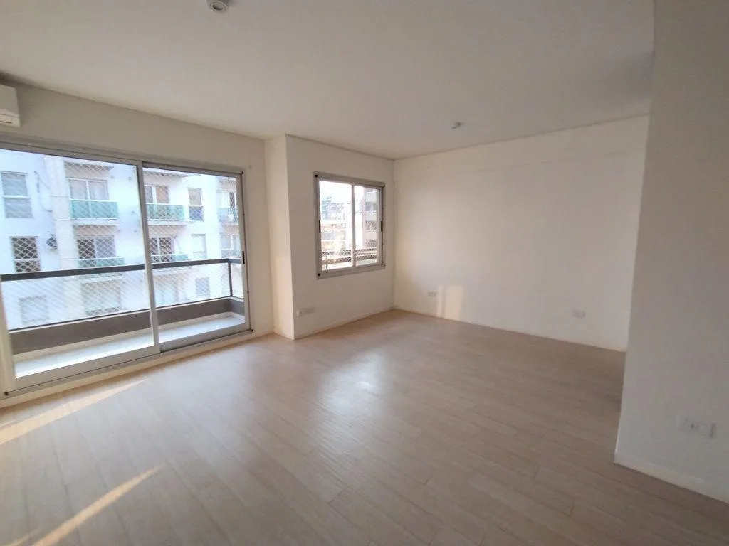 1 ambiente con balcón y split