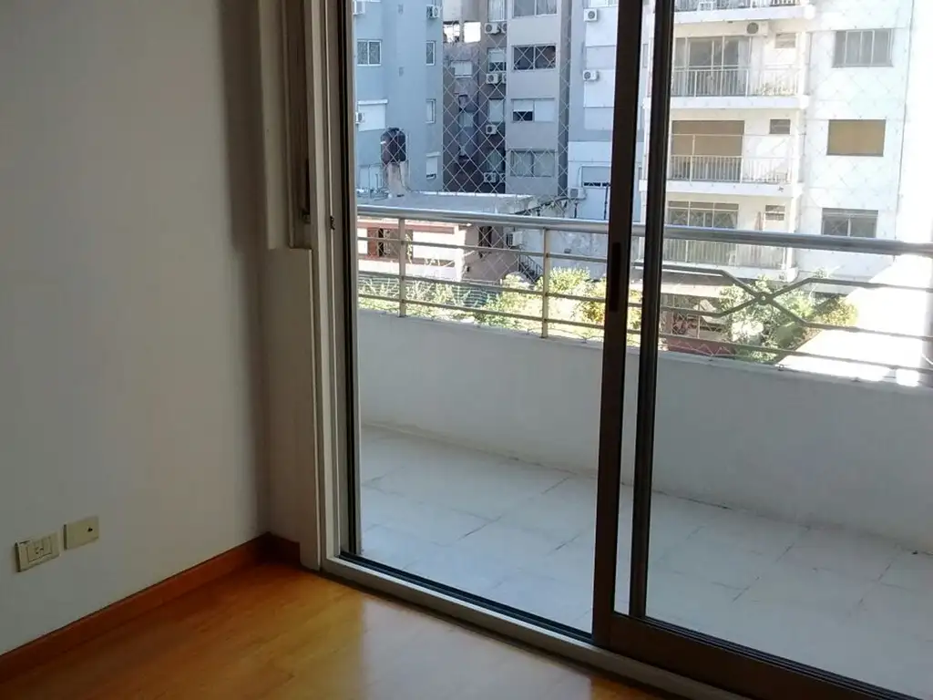 Departamento con balcón corrido