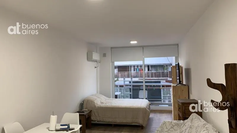 Monoambiente con balcón y aire