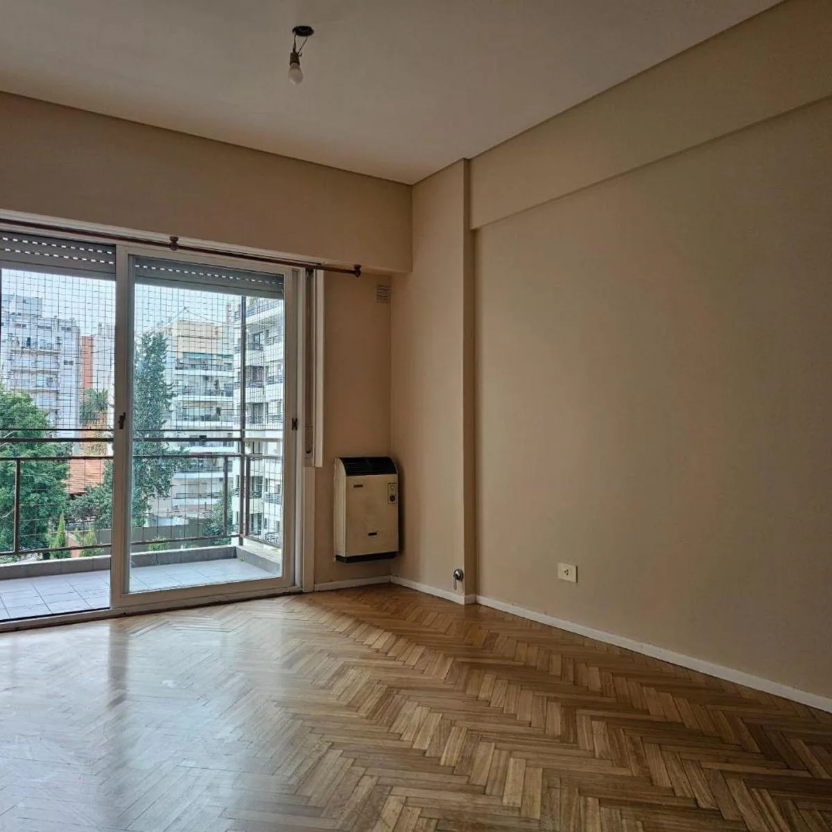 Departamento con balcón corrido y vista abierta