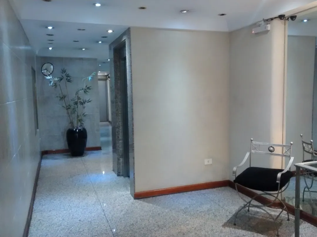 Monoambiente Piso Alto. Lumioso. En La Mejor Avenida De Caballito. Dueño Directo