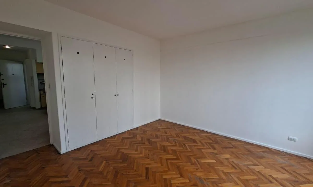2 ambientes al frente con balcón