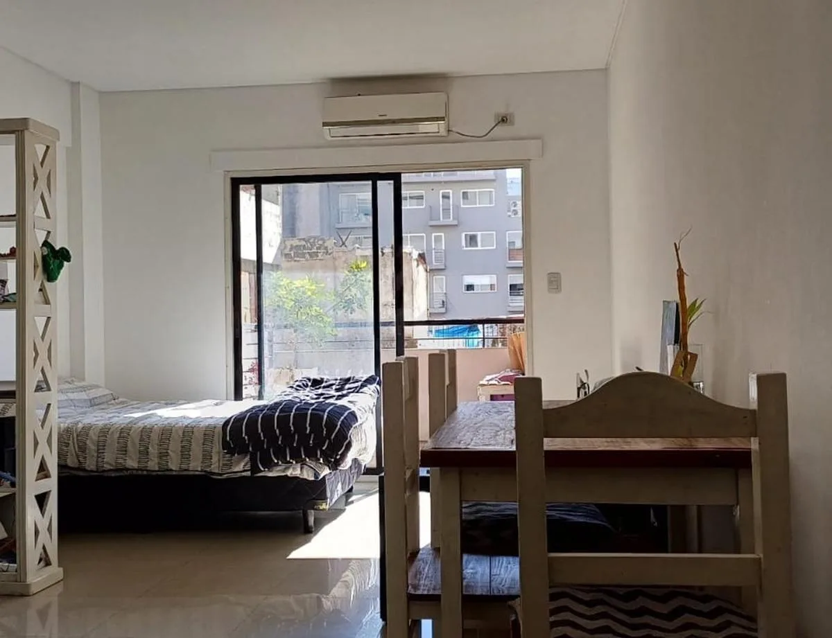 Monoambiente con balcón y amenities