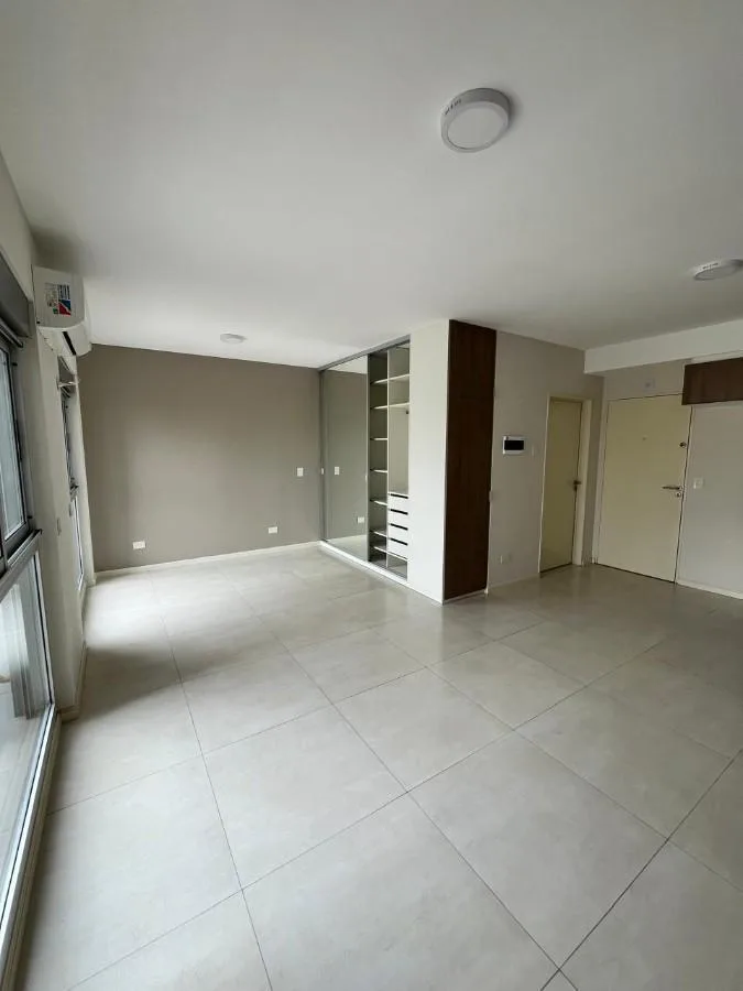 Lateral studio with mirrored closet
