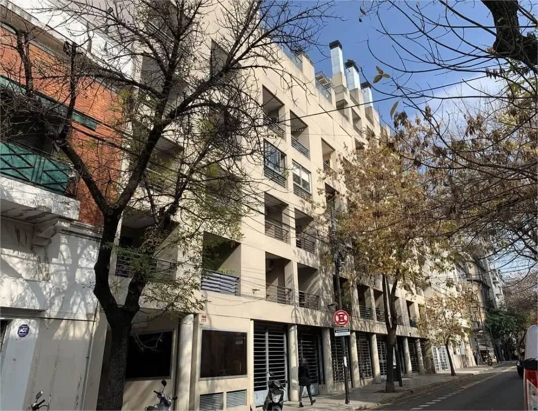 Monoambiente con balcón y parrilla