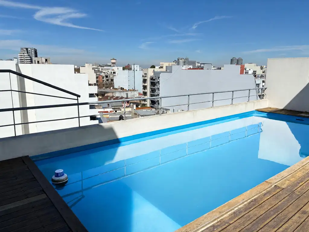 Monoambiente con balcón y pileta