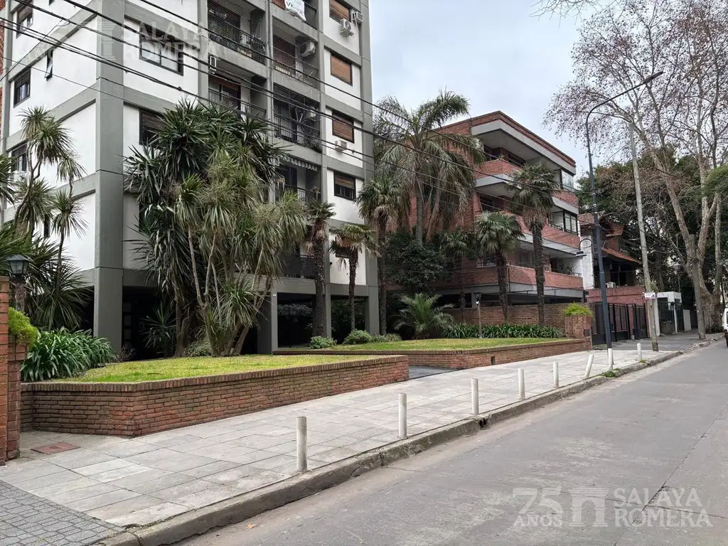 Departamento con balcón y vista abierta