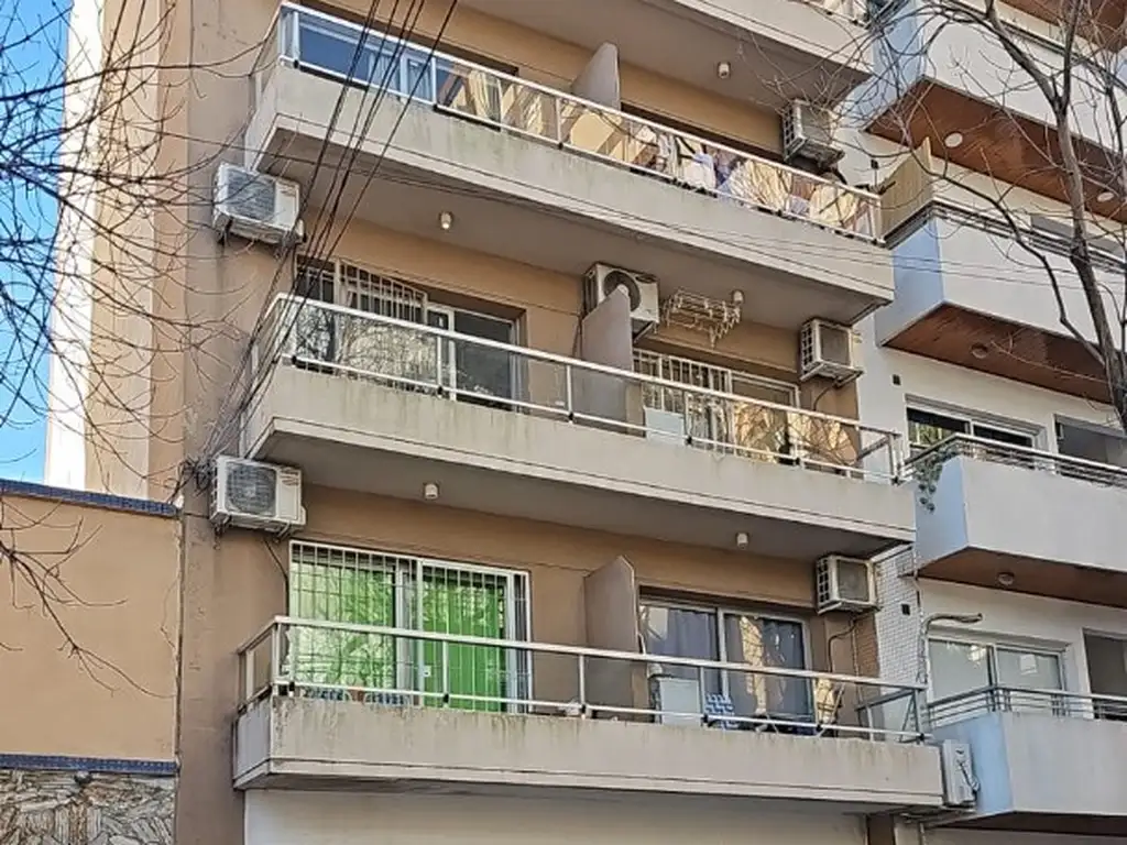 Estudio con balcón al contrafrente