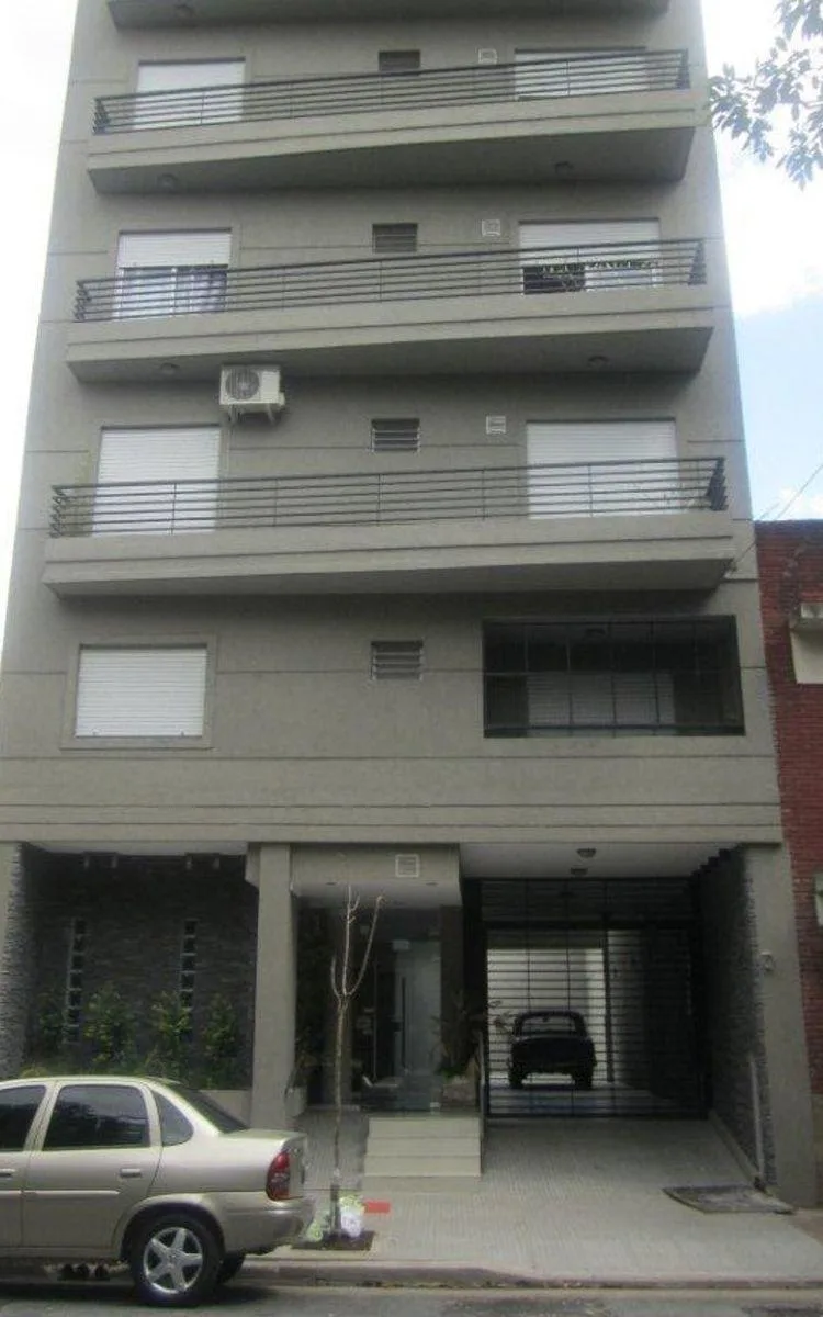 2 ambientes al frente con balcón