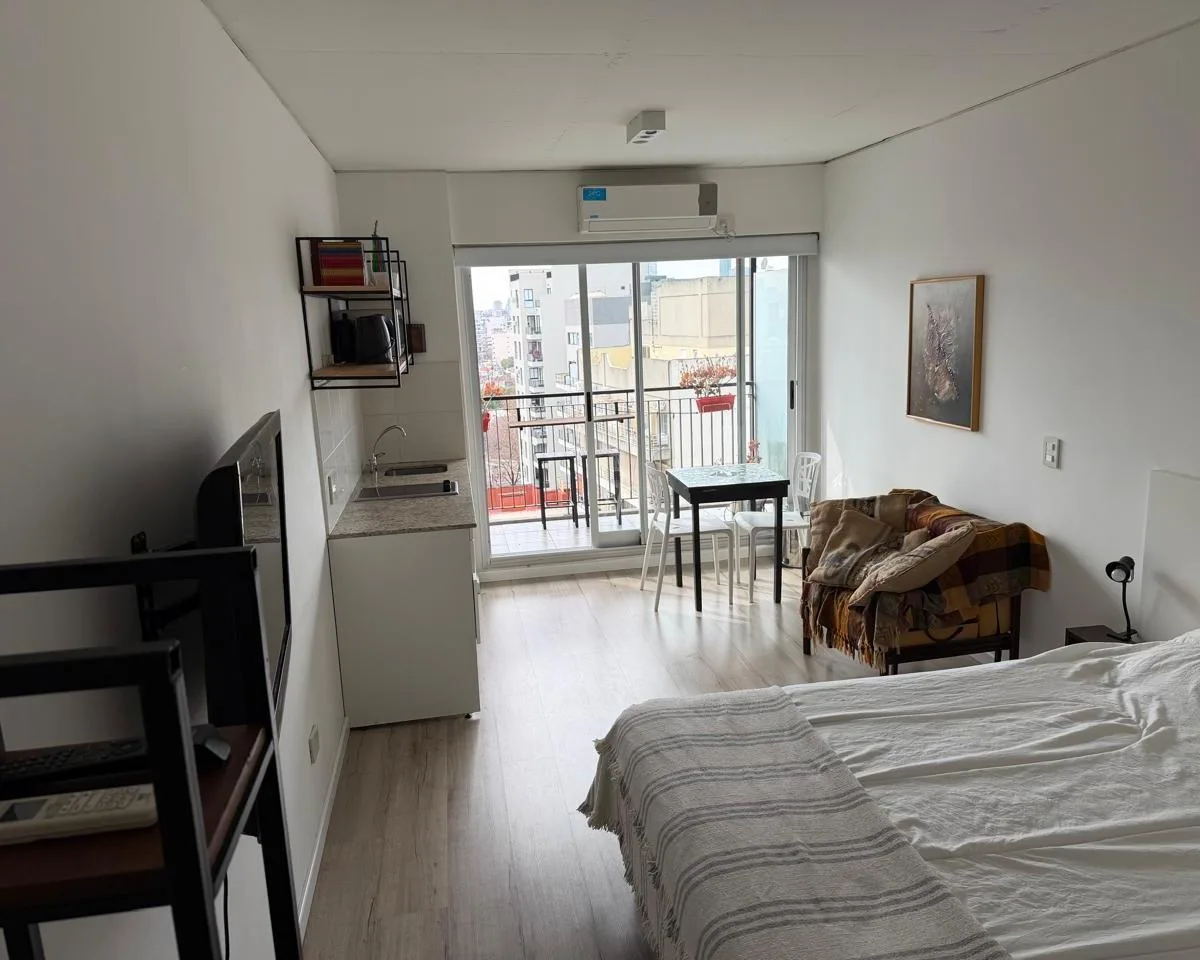 Monoambiente amoblado con balcón