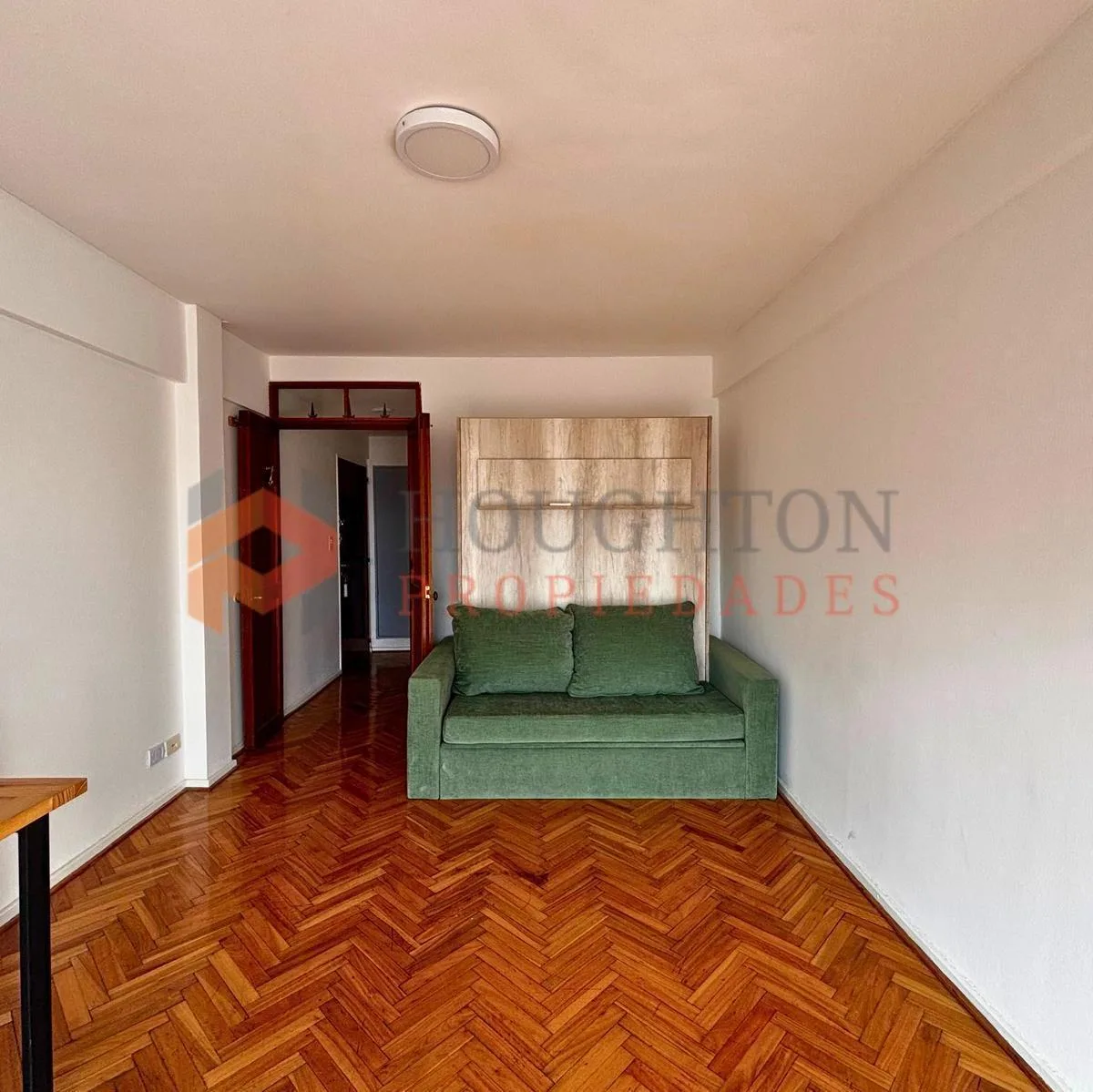 Monoambiente con balcón y A/A
