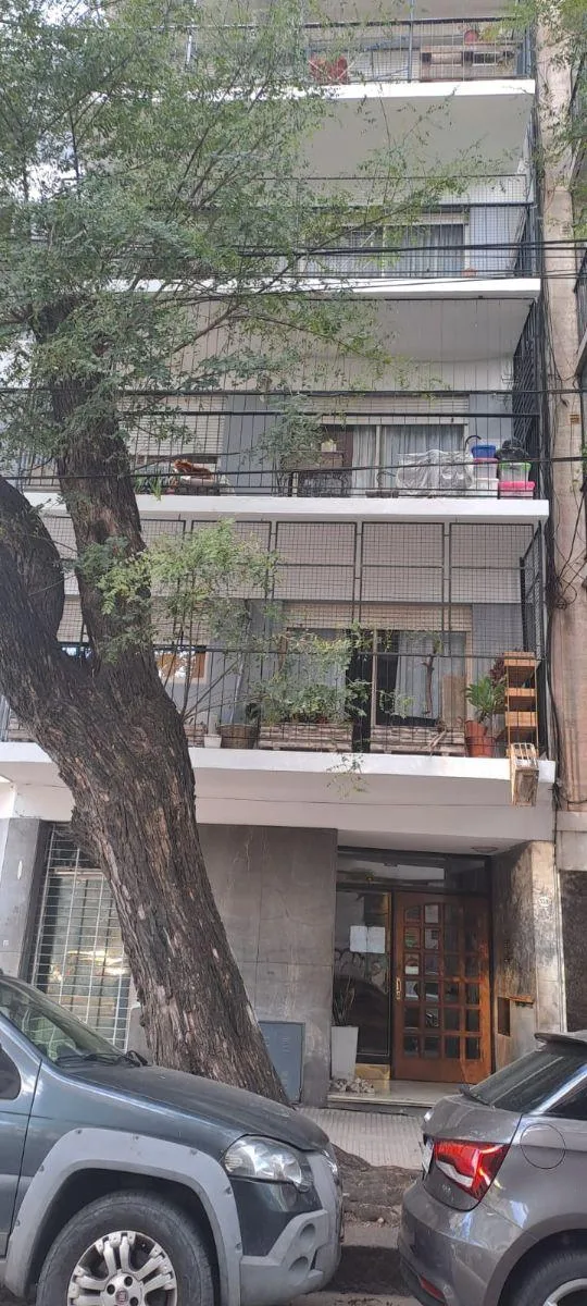 Departamento al frente con balcón