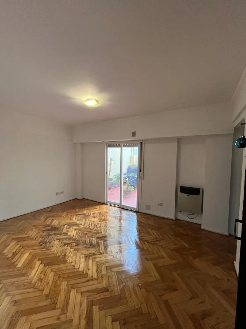 2 ambientes con patio y balcón francés